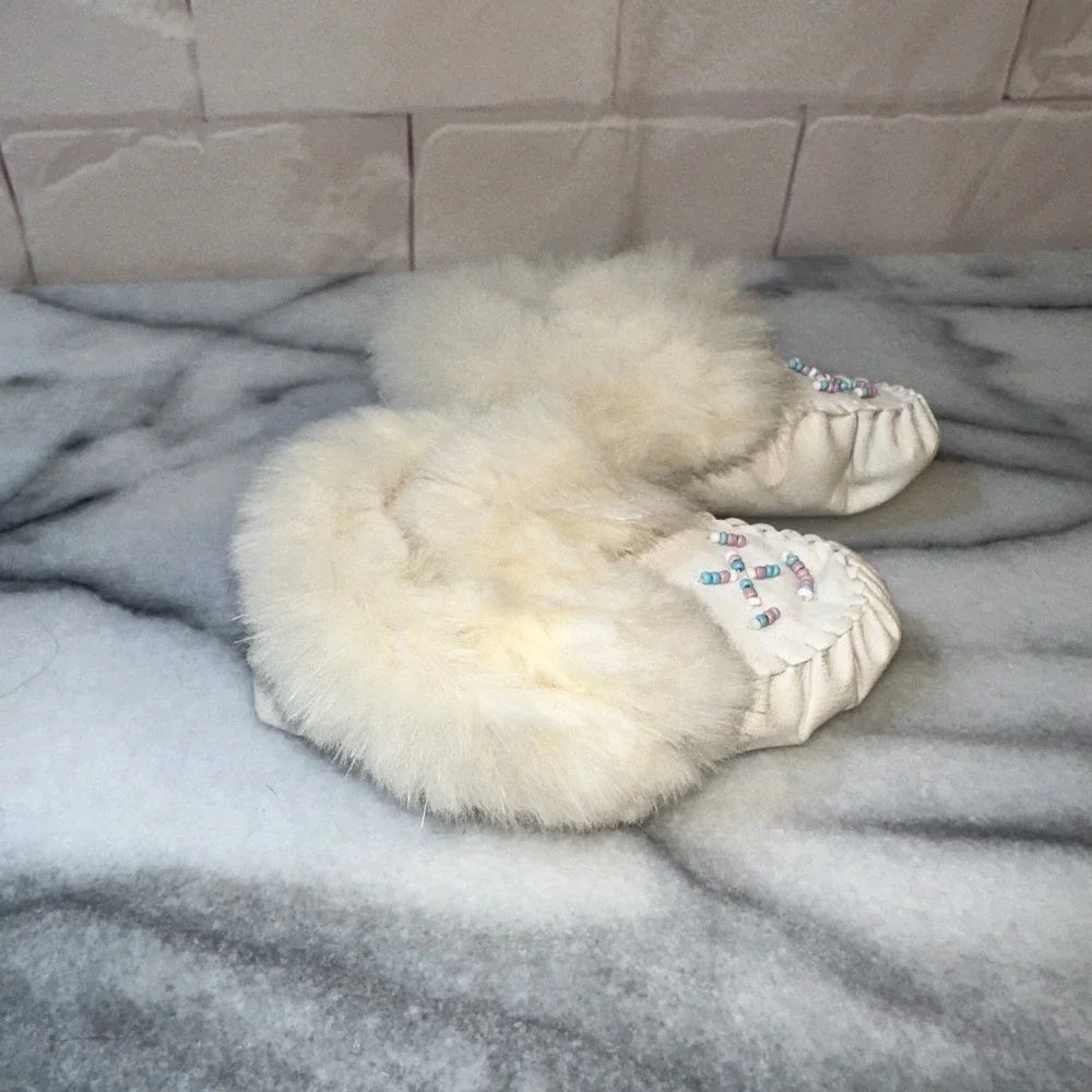Handmade White Leather Baby Moccasins Fur Trim Beaded Soft Sole Booties 4.5 In